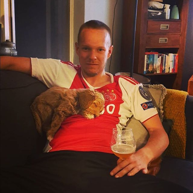 Bij zo'n vette pot in slaap vallen, moet een vrouw(tje) zijn! 🤔 Genoten van <a href="/afcajax/">AFC Ajax</a>, smaakt naar meer! 🍻 #ajax #ajalil #ajaxlosc #championsleague