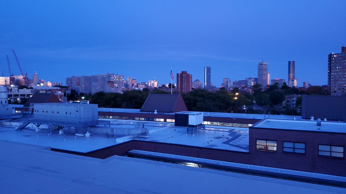 ChromaCambridge's tweet photo. Can you ever get tired of this view? Come check out our awesome #skylounge and other great amenities at Chroma Cambridge. #cambridgeliving #cambridge #cambridgeport #thebluehour https://t.co/QGOeRVBYuN