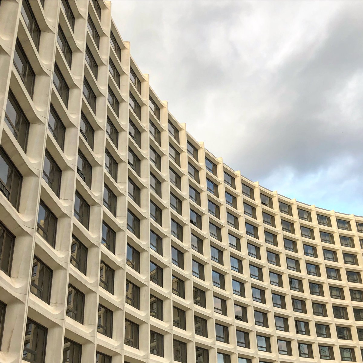 isalara's tweet image. Wondering if the Washington @HiltonHotels was built at the same time or by the same architect as the @hirshhorn ? #DCarchitecture #brutalistarchitecture