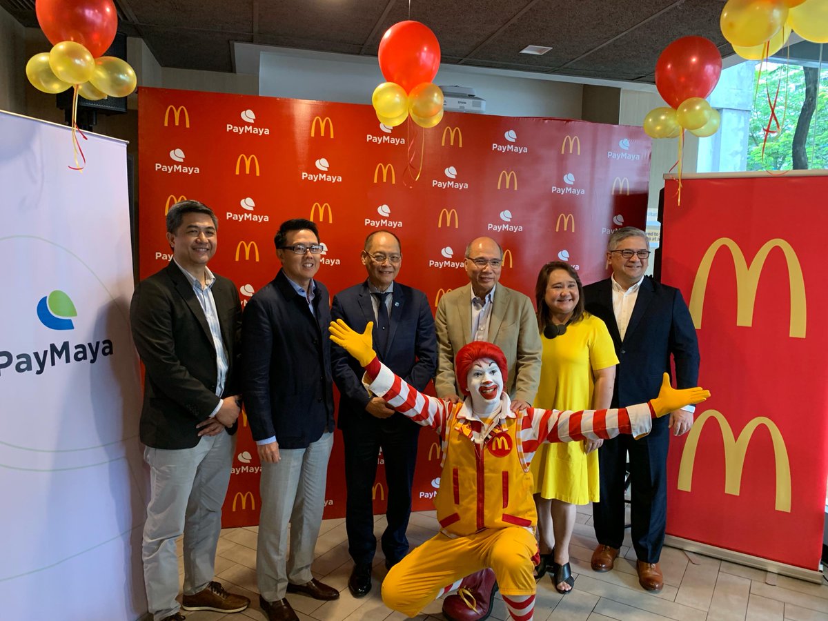 BangkoSentral's tweet photo. #BSP Governor Benjamin E. Diokno this morning trying out the #QR payment option by @PayMayaOfficial  and @McDo_PH https://t.co/wBFAexk1YJ