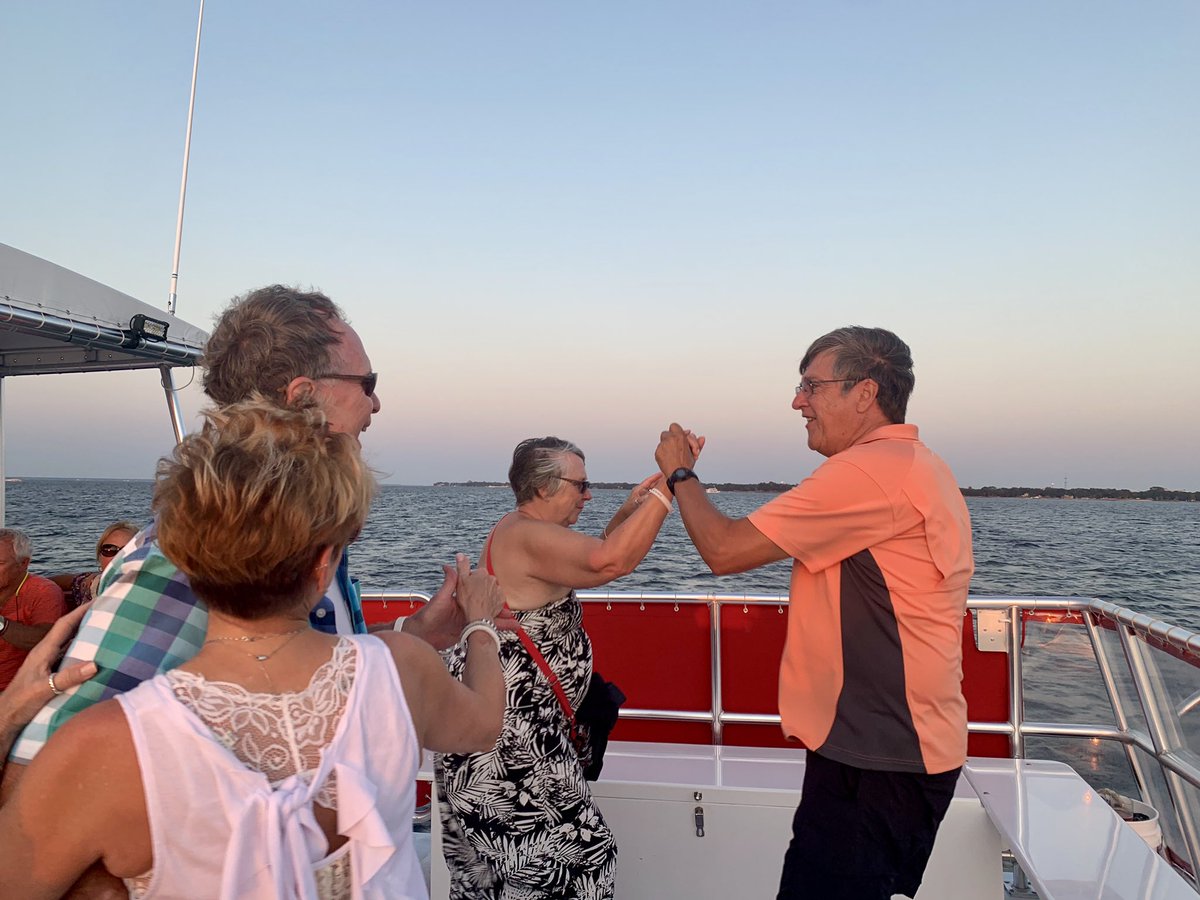 DeniseCarterPCB's tweet photo. Dancing the night away over the beautiful Gulf Of Mexico! #magic @embarcresorts #embarcevents #sandestin https://t.co/cNRPduFi07