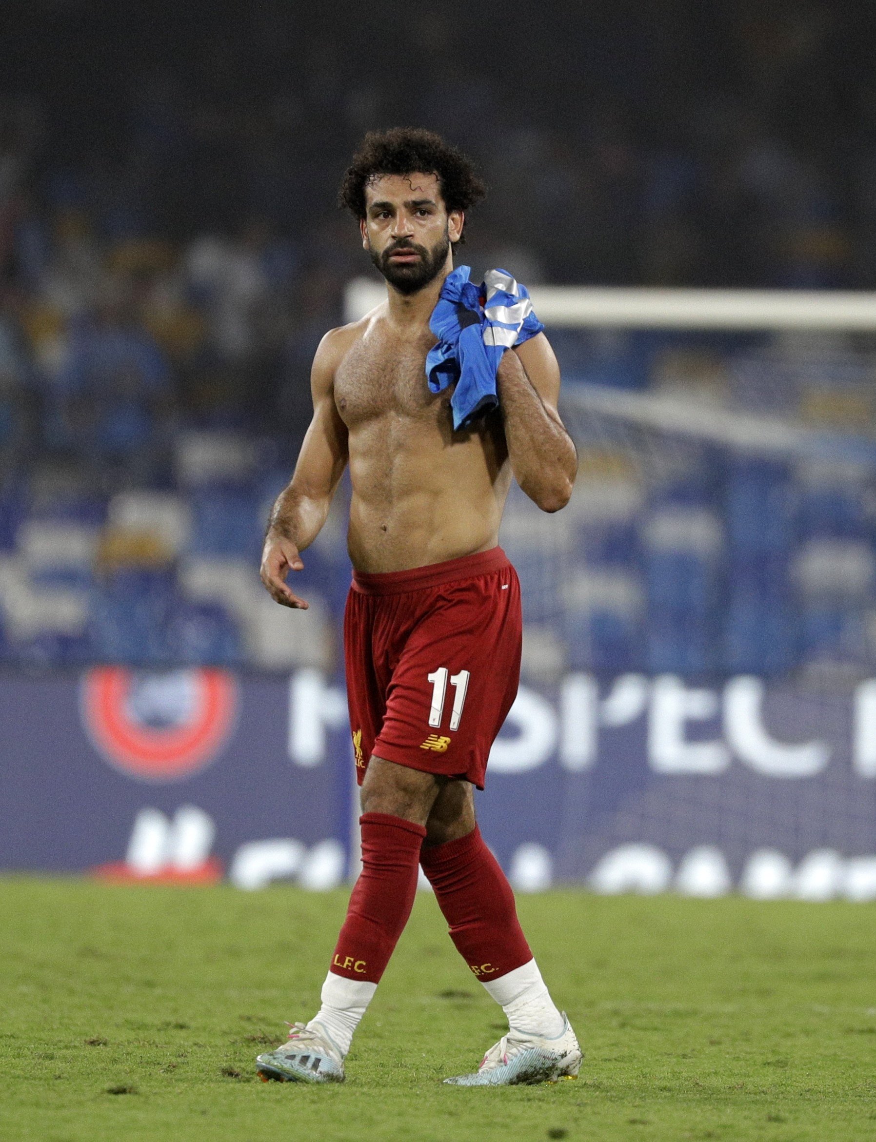 \ على "#CHAMPIONSxESPN Mohamed Salah llevó una camiseta del Napoli a su casa. ¿De qué jugador será? https://t.co/pPIohtWJGA"
