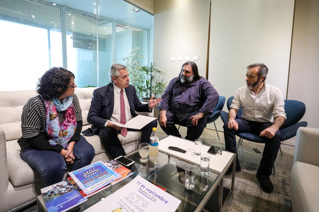 alferdez's tweet photo. Me reuní con @soniaalesso1, @robibaradel y @eduardolopezute, referentes de CTERA, que me entregaron una serie de documentos y propuestas educativas.

Entre todos vamos a trabajar para tener una educación pública de calidad, un pilar fundamental del futuro de la Argentina. https://t.co/gJvmARAg4S
