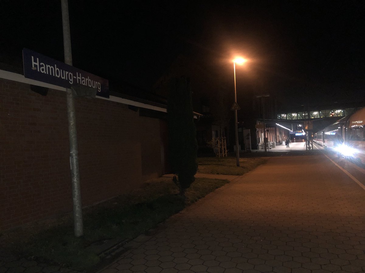 1:45 Ankunft in Hamburg-Harburg: Gleich soll es dann wieder Richtung #Hannover gegen. Mittlerweile sitzen wir seit über acht (!) Stunden im #ICE885. #Bahnchaos #bahn #unwetter