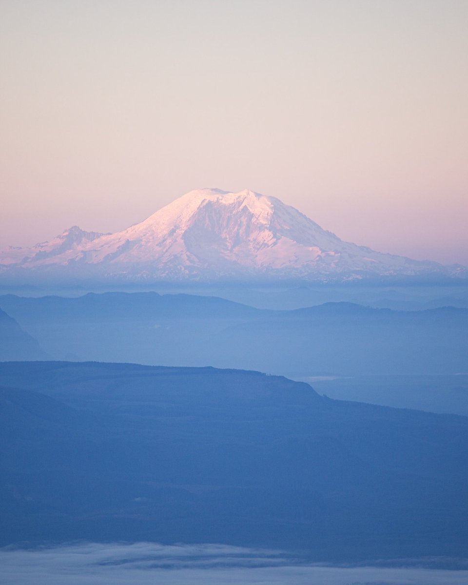 nathanielcutsh1's tweet photo. Rainier views from all around Washington 🏔 https://t.co/fKQ8G8PlSB