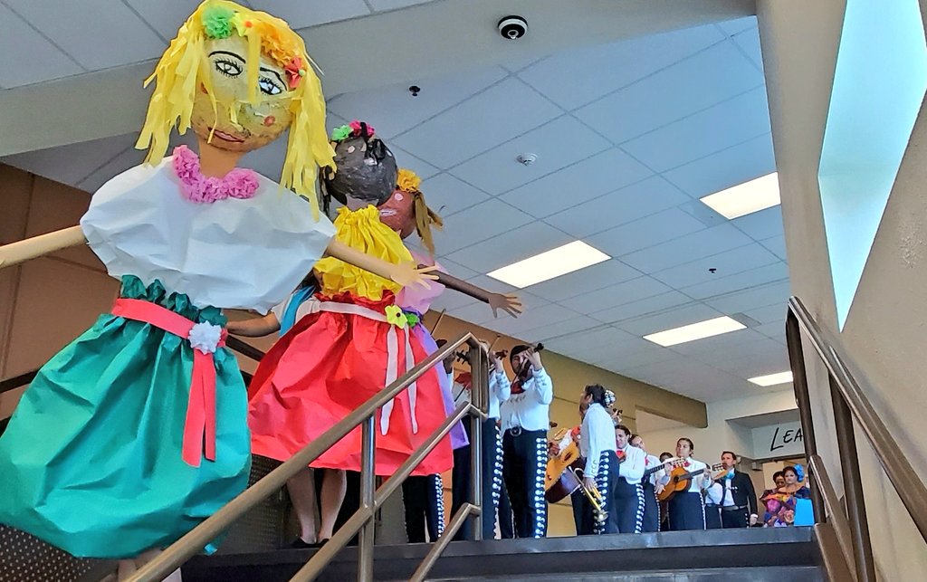 Celebrating Hispanic Heritage Month with a Callejoneada, singing and dancing! Thank you <a href="/AztecaEdhs/">EDHSMariachiAzteca</a> and St. Mark's Flokorico for joining us today!  #teamSISD #VivaMexico
