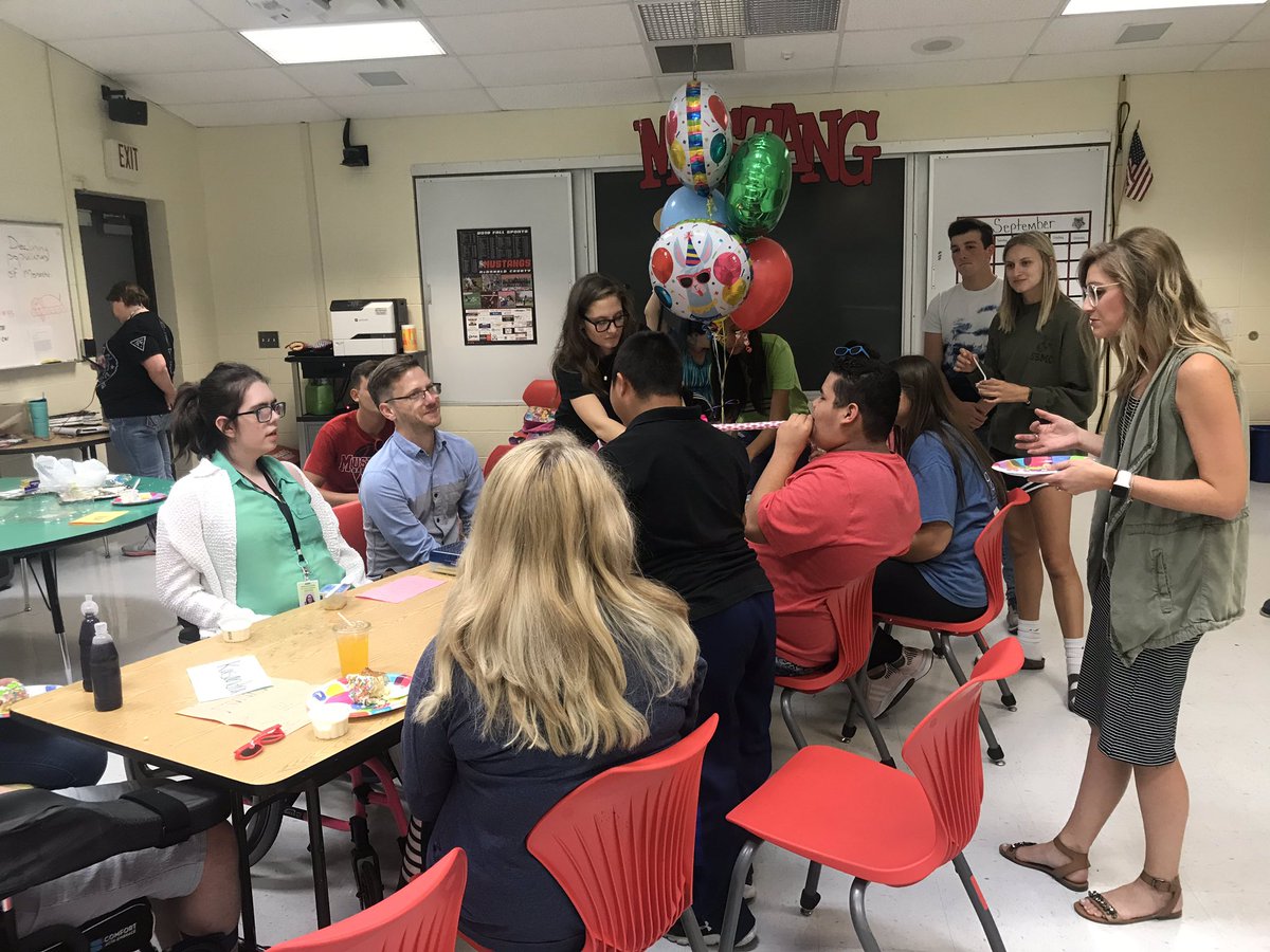 SaraPierce92's tweet photo. The leadership class celebrated the birthday of the Missouri Association of Student Councils by having a surprise party with Mr. Alumbaugh’s class. It was so much fun! @MustangCulture #MCR1Pride #MASCbirthday @MASCstuco https://t.co/e1yf3lXM50