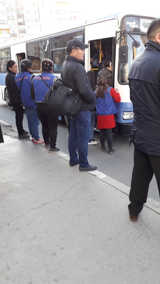 Хоёр автобусанд дараалаад багтсангүй. Тэгэхдээ утаанд нь хордож үхэх гэж байна. Тэгээд нэг зэвүүн шийдэл оллоо.
Хотын даргыг автобусаар ажилдаа явахыг хотын иргэд нийтээрээ шаардъя. Хотын удирдлагуудыг ийм чалланжид дуудъя. #bustoworkchallange
Давалгаалъя. Иргэд хүчтэй.