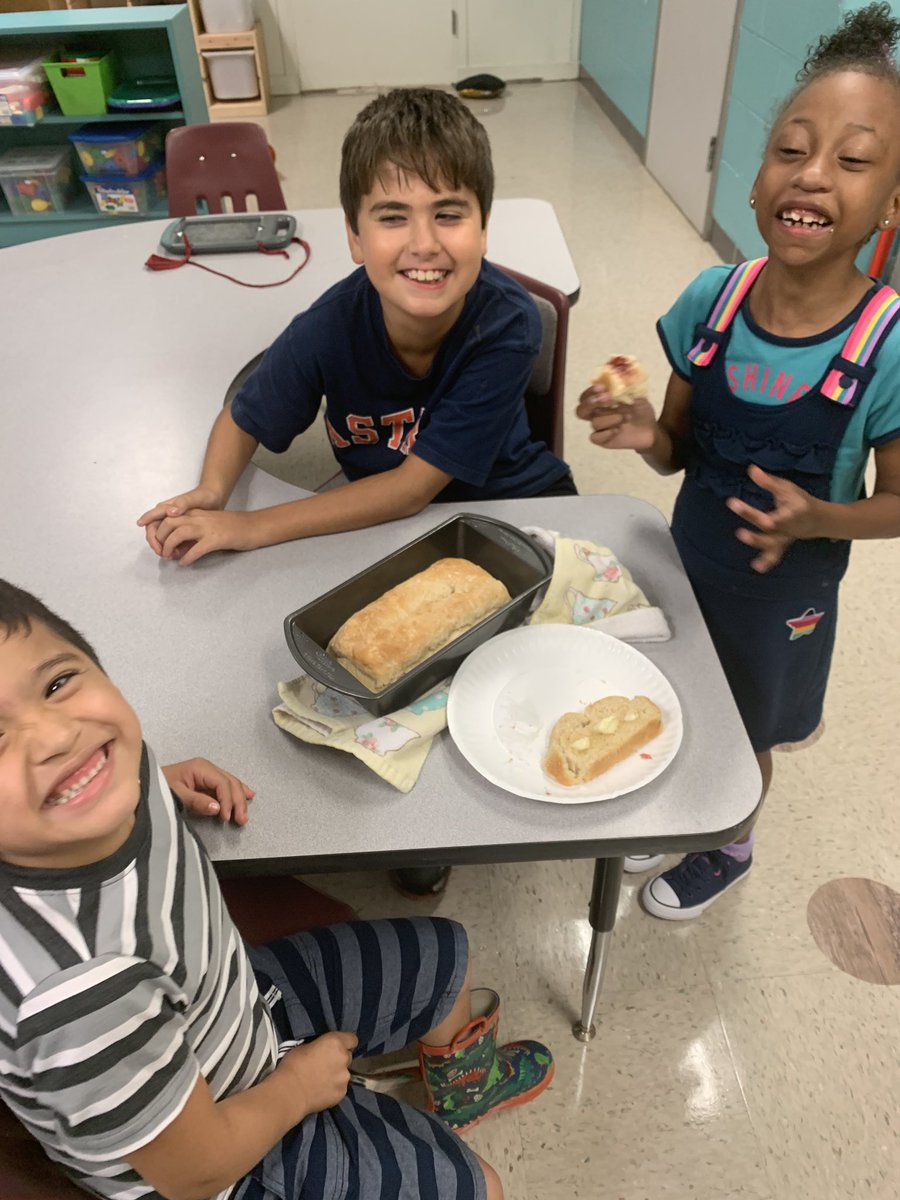 Sprague_ESE's tweet image. Delicious bread made by Sprague’s class. Snacks that soar snack cart coming soon, but maybe we should start a bakery! @Sprague_OFE @HumbleISD @humbleisd_ofe #breadmakers #cooktolearn #yum