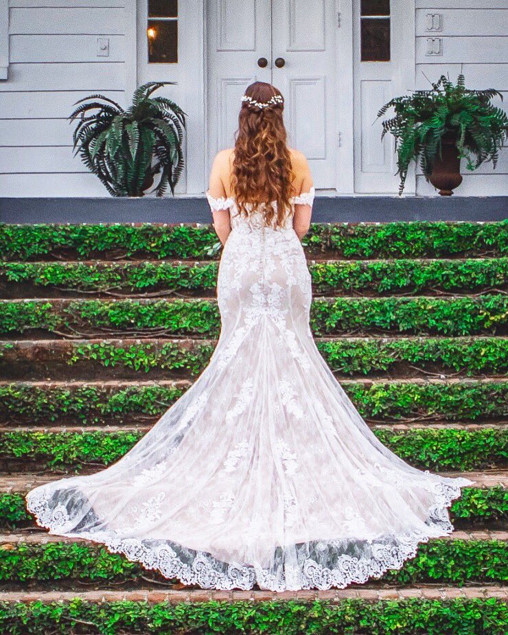 Loving this bridal photo session of Emily!! 

#trustpinnacle #charlestonweddingphotographer #bridalportrait #oldwideawakeplantation #charlestonwedding #downtheaisle