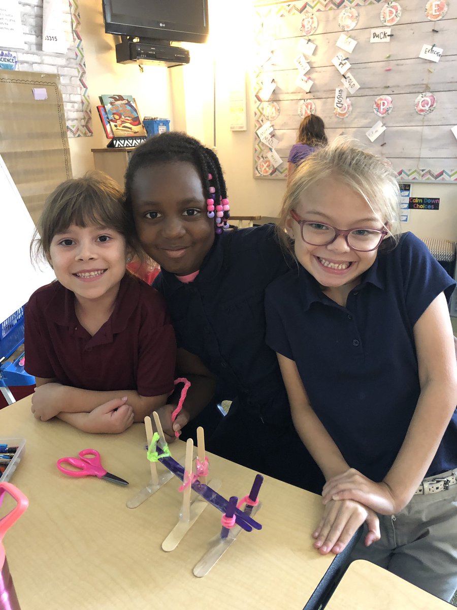 Rigginsbraves's tweet photo. After engineering a plan they finally got to create their bridges ❤️ #cisdmakeitfun #NESproud https://t.co/xbLQ0rTbqk