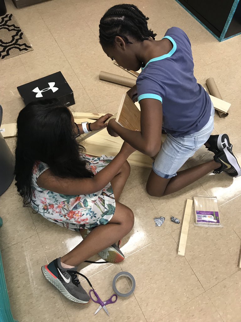 ECE_4thgrade's tweet photo. Mrs. Chavana’s STEAM group creating a simple machine — the inclined plane. https://t.co/KtIiVLeqyR