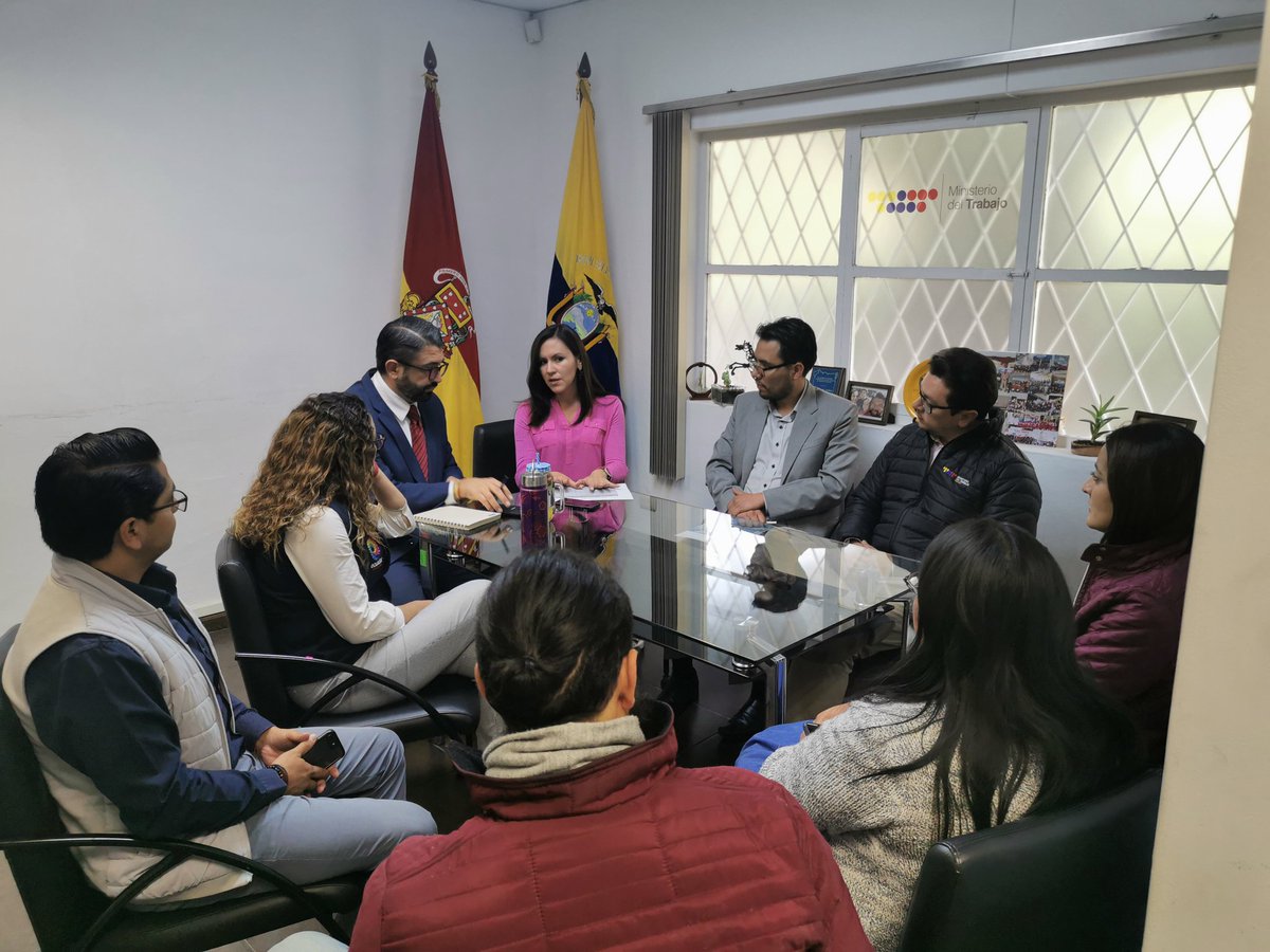 XavierBermudezL's tweet photo. Mantuvimos reunión de trabajo con @MIESZona6 para articular y coordinar #MingaSolidaria que realiza el #GobiernoEnAcción en las diferentes parroquias y cantones levantadas a través de fichas técnicas y mirando por las personas en estado vulnerable a través #MisMejoresAños @Lenin https://t.co/BFNLtcMrZH
