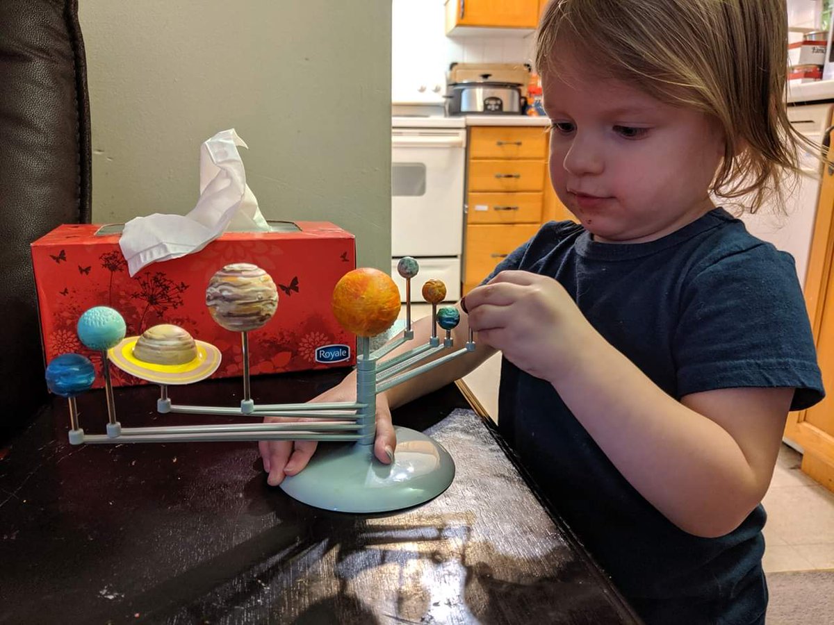 LibITGuy's tweet photo. My tiny human is a huge Solar system fan.
(h/t @WmilyWatt for painting)
#planetsystem https://t.co/8rUjj1Ewyt