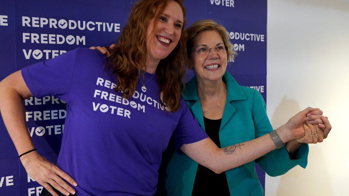 Elizabeth Warren and a supporter in a NARAL t-shirt pose together.