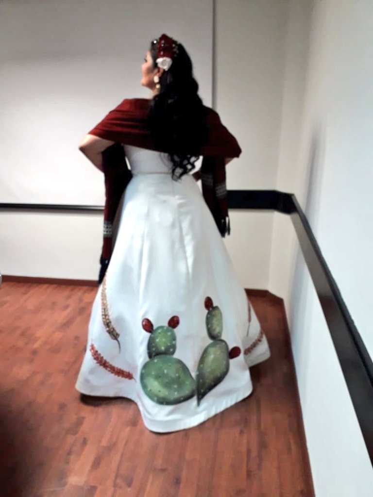 #NAVOJOA  La Alcaldesa Rosario Quintero portó un vestido artesanal pintado a mano con  elementos representativos del Escudo de Navojoa el danzante del venado, los nopales con tunas, Navojoa significa en lengua Mayo (casa de tunas) los surcos del Valle del Mayo sembrados de trigo.