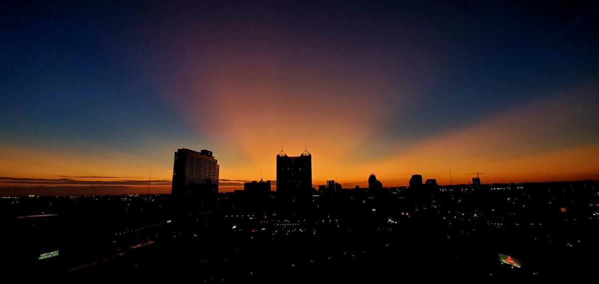 rdrubio's tweet photo. We didn't get rain so mother nature threw us a bone at sunset instead. #crepuscularrays #satx #hotseptember #downtownSA #notbitter https://t.co/ydtomNCegQ