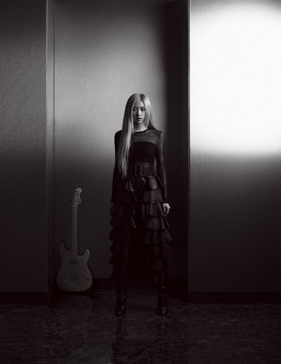 DazedKorea's tweet photo. ROSES ARE ROSÉ
꿈꾸고 사랑하며 흔치 않은 여성 아티스트로서의 비상을 꿈꾼다. 이토록 찬란하게 로제가 피고 있다.
#ROSÉ
#SAINTLAURENT
더 많은 화보와 기사는 <데이즈드> 10월호에서 만나볼 수 있습니다. Check out more of our editorials and articles in DAZED KOREA October print issue. https://t.co/tqjasK1qxY