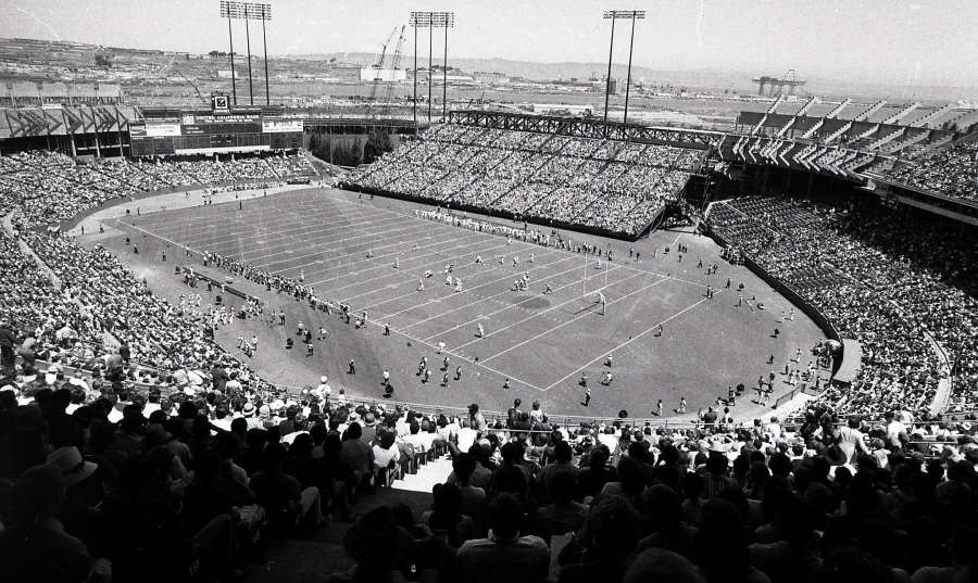 On this day in 1971, #49ers played their first regular season game at Candlestick Park, a 20-13 loss to #LARams. 

#Random49ers #FTTB