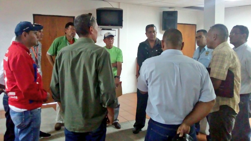 Jean_C_Olmos's tweet photo. #Reunión con los Ing. De CANTV, Concejales, Síndico Procurador, Constituyente, voceros CC San Benito y la Comuna Sabio Rafael Rangel para solventar inconveniente de la desincorporación de Cableado inoperante en el Sector el Arenal, llegando acuerdos favorables para ambas partes https://t.co/WDYNkRVQOX