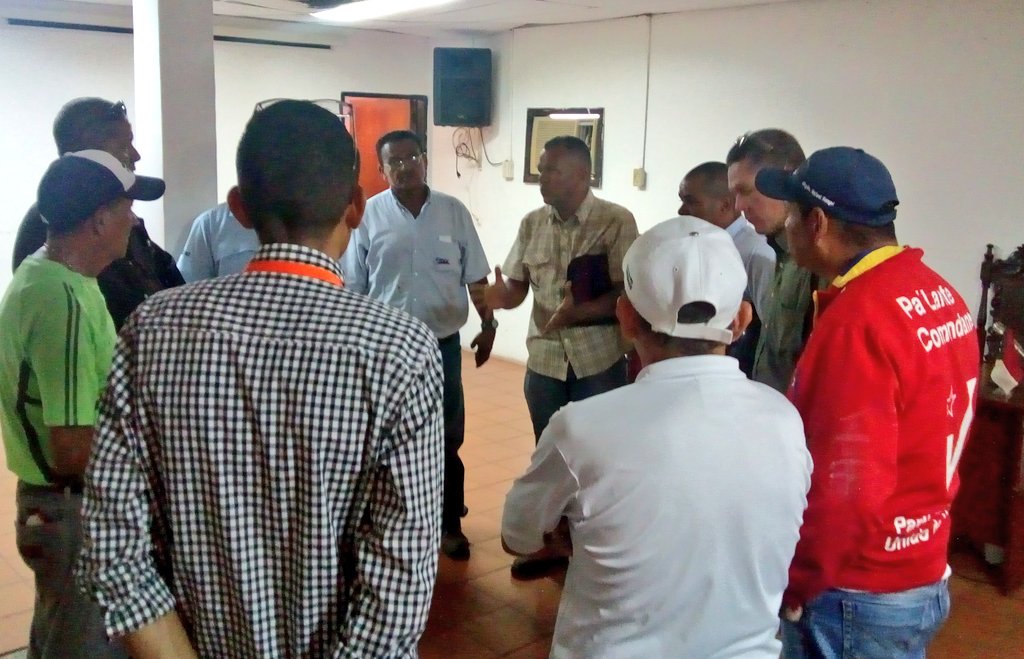 Jean_C_Olmos's tweet photo. #Reunión con los Ing. De CANTV, Concejales, Síndico Procurador, Constituyente, voceros CC San Benito y la Comuna Sabio Rafael Rangel para solventar inconveniente de la desincorporación de Cableado inoperante en el Sector el Arenal, llegando acuerdos favorables para ambas partes https://t.co/WDYNkRVQOX