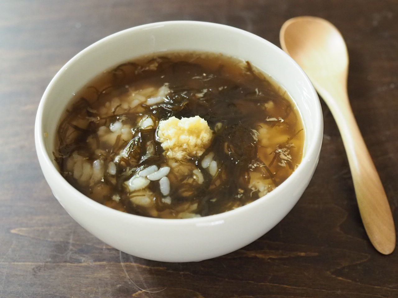 奥薗壽子 日めくりレシピ 9 18 もずく粥 レンジで作ったおかゆに市販のもずく酢を入れるだけ もずく とおかゆの食感が絶妙で 酸っぱい味付けも お鍋の後のおじやみたいで美味しいんです おかゆって しみじみ身体と心に効く感じするね