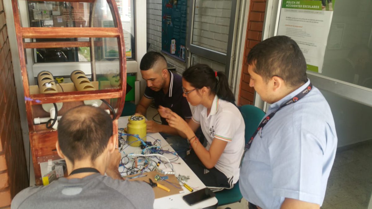 n012344's tweet photo. Aprendices de @PalSennova trabajan en el Proyecto de innovación #Zfarming Un prototipo automatizado para la producción de plantas 🌿🌱 @SubPalmiraSENA @SENAComunica @RedCOLSI https://t.co/BQNHkKy5Eu