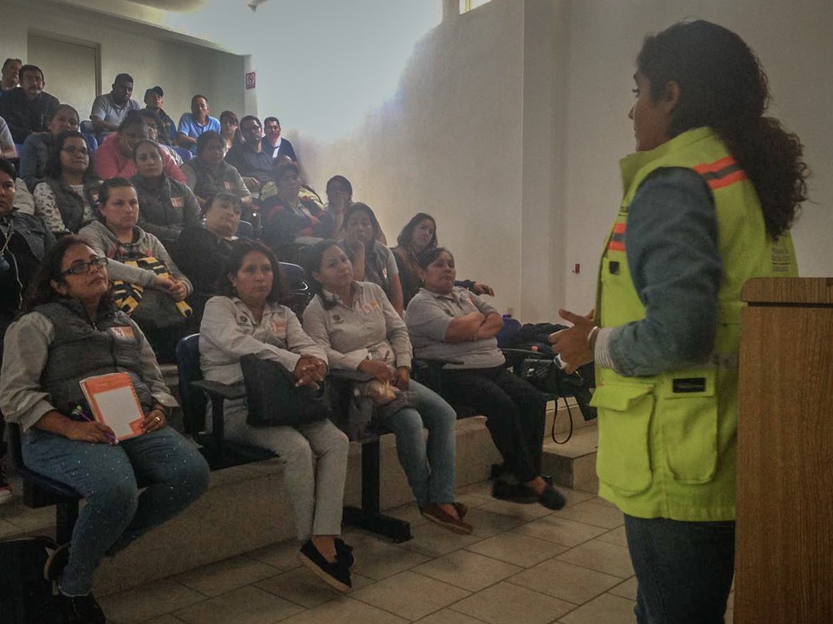 pcmqro's tweet photo. 📌El día de hoy, en nuestro parque de Capacitación "Querépolis" impartimos #CursoIntegral de #ProtecciónCivil a 43 trabajadores del Centro de Día Njhoya.
¡Felicidades por su gran participación! 👏
#ProtecciónCivilLoHacemosTodos
#JuntosHagamosLaDiferencia https://t.co/4SFoHCyyZz