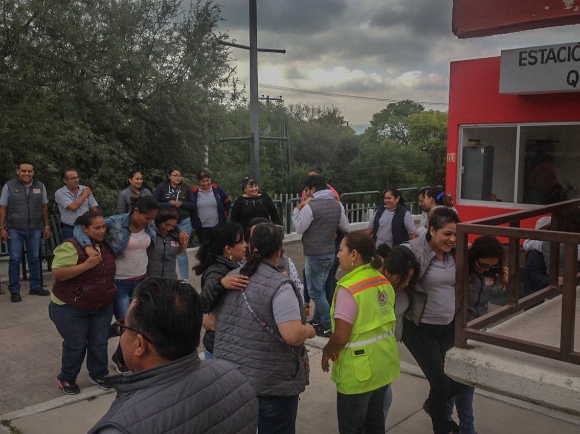 pcmqro's tweet photo. 📌El día de hoy, en nuestro parque de Capacitación "Querépolis" impartimos #CursoIntegral de #ProtecciónCivil a 43 trabajadores del Centro de Día Njhoya.
¡Felicidades por su gran participación! 👏
#ProtecciónCivilLoHacemosTodos
#JuntosHagamosLaDiferencia https://t.co/4SFoHCyyZz