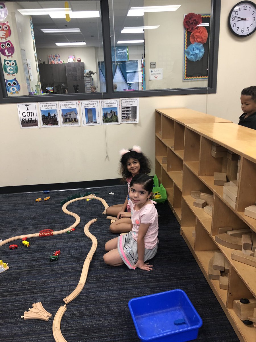 JemetMetcalfe's tweet photo. Big Centers is so much fun!  Problem solving, creating something wonderful and sharing ideas! #haggarlearns https://t.co/AXFito2aVw