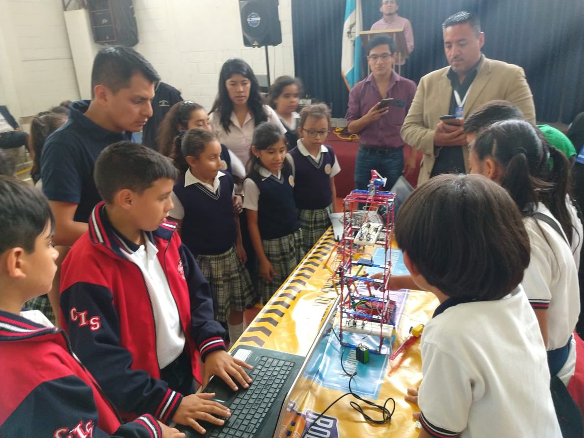 Tercer_TiempoGT's tweet image. Tecnología Adelante
Ing. Raúl Ambeliz Co.Tecnologia Adelante y GoRobotics.
👏🏽 Las primeras  olimpiadas de robótica en Guatemala! #GoRobotics #TecnologiaAdelante
📍 La sede: Colegio Nuestra señora de los Ángeles &quot;Santa Elisa&quot;