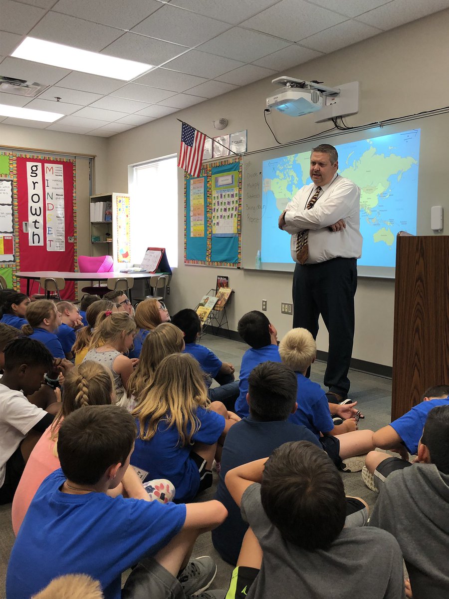 Ms_Davison_'s tweet photo. @PrincipalGriff_ teaching our 5th graders about the Constitution! @WeAreCottonwood #why305 #ConstitutionDay #September17 https://t.co/ZZYk2G1KSG