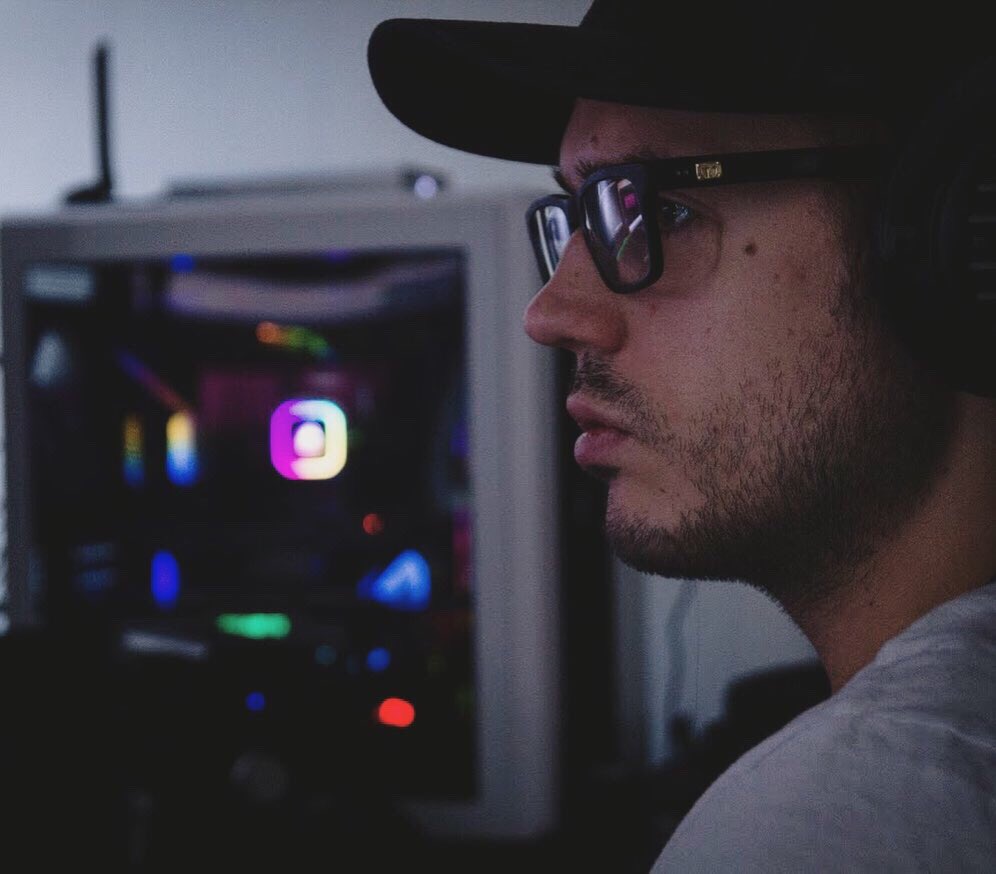 DakotaLaden's tweet photo. Been editing hard every day + most weekends these last few months! Hundreds upon hundreds of hours of footage being turned into 10 one-hour episodes π this has been a blast to create #DestinationFear https://t.co/DDuMRbzh21