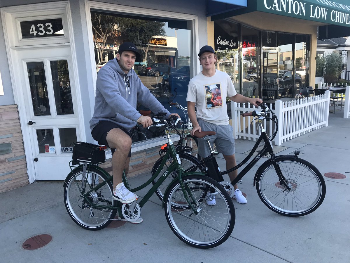 ElectricBikesLA's tweet photo. Today two Kings rode away on their new chariots as smooth and swift as a puck on ice when handled by Forbort and LaDue. #lakings @lakings @blixbike #electricbike #beachbikepath #hermosabeachlife https://t.co/1tGPBXk5YI