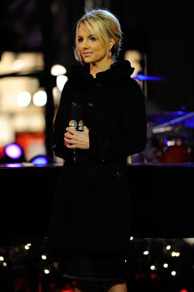 December 2008Straight from London she flew to NY to celebrate aka. perform Circus and Womanizer at GMA on her 27th birthday. During her trip she also took part in Rockefeller Center Christmas Tree Lighting