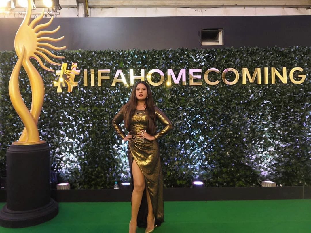 EPICMusic_TV's tweet photo. Richa Chadha looking gorgeous in the golden dress at #iifa
#iifa20 #iifa2019 #iifaawards #iifadiaries #homecoming #showbox #music #tv #channel #awards #glamour #bollywood #entertainment #iifahomecoming @showboxchannel #musictvchannel @RichaChadha https://t.co/uUIzqHx4Qv