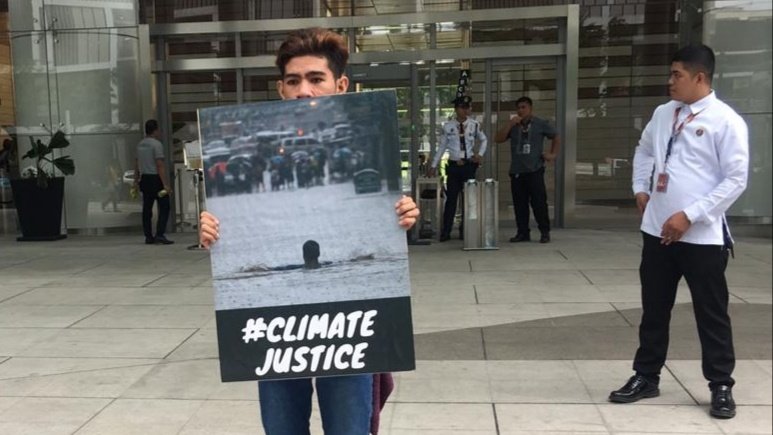 gpph's tweet image. TODAY: RJ de Ramos, a youth organizer, shows up at the @Shell headquarters in Manila, Philippines, asking the corporation to acknowledge their responsibility in fueling climate change.

#ClimateStrike
#ClimateJustice
#ClimateEmergency