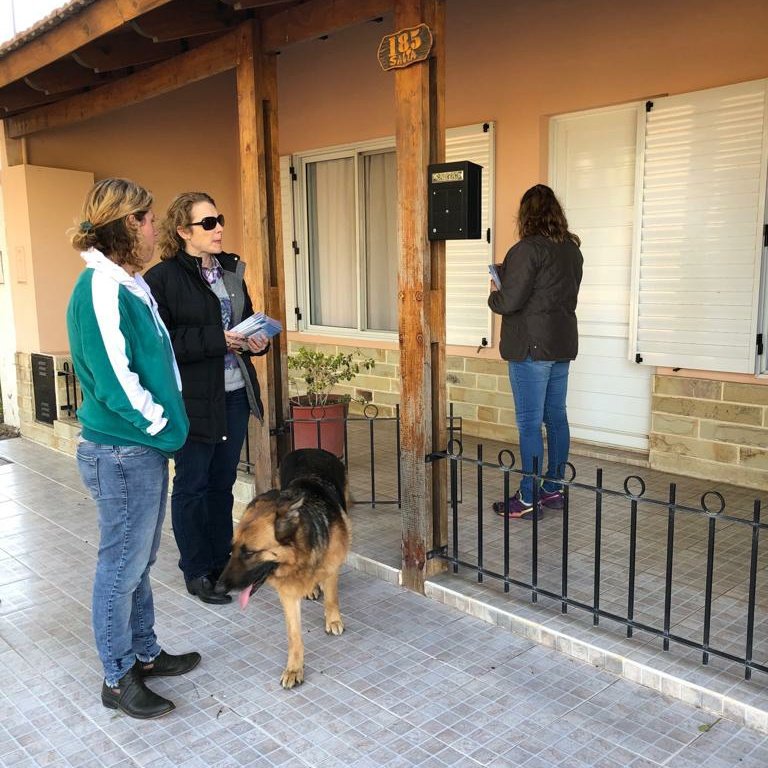 EmiBalbin's tweet photo. Hoy junto a nuestro candidato a Intendente @SalliIntendente, y a otros integrantes de la lista, salimos nuevamente a hablar con los vecinos del Barrio Los Olmos.
#SigamosCreciendoJuntos
#JorgeIntendente
#CercaTuyo https://t.co/NSfOsAjTUf