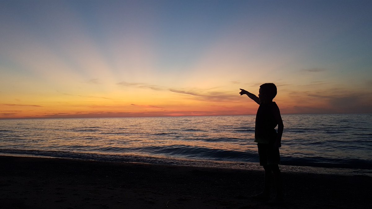 hogey79's tweet photo. Gorgeous sunset tonight from @PointFarmsPP #sunsetsilhouette #weathershot @JulieCTV https://t.co/ElktFjgl8L