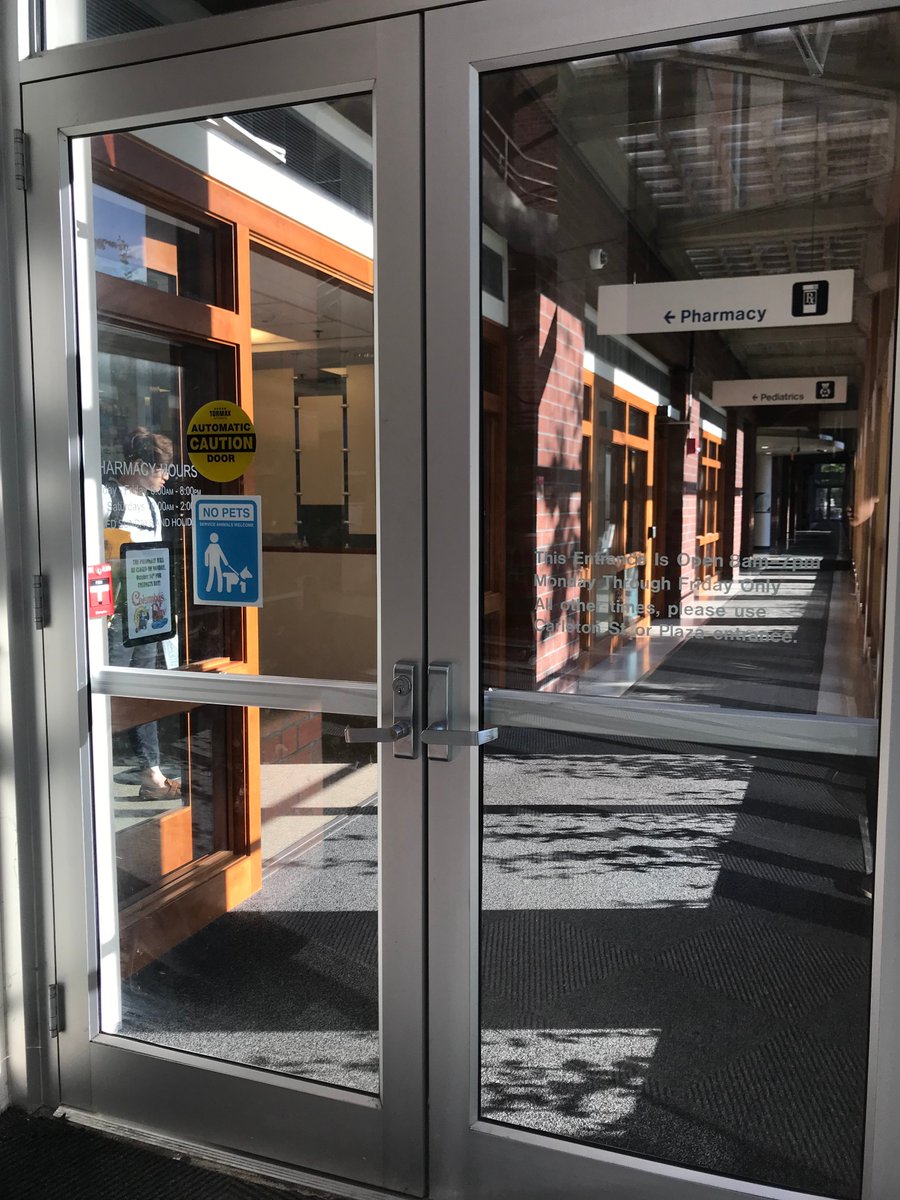 shu4603's tweet image. The doors between Buildings E23 and E25 define an explicit boundary b/t the two structures. However, a visual continuity exists by the property of the doors being glass. It&apos;s kind of a neat effect: being able to look down a hallway from behind a door #unityandflow