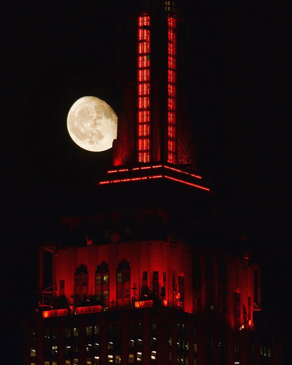 DavidGoodmanPix's tweet photo. 9/17/19, 10:08 PM - Tonight's Moon
.
#Moon #Handheld
#OverTheCity #Supermoon #Moon #AstronomicalPhotography #NewYorkStateOfMind #InstaCity #SkyPorn #Photographer #StreetPhotography #Love #MoonOverManhattan @EmpireStateBldg https://t.co/6ec17GgY42