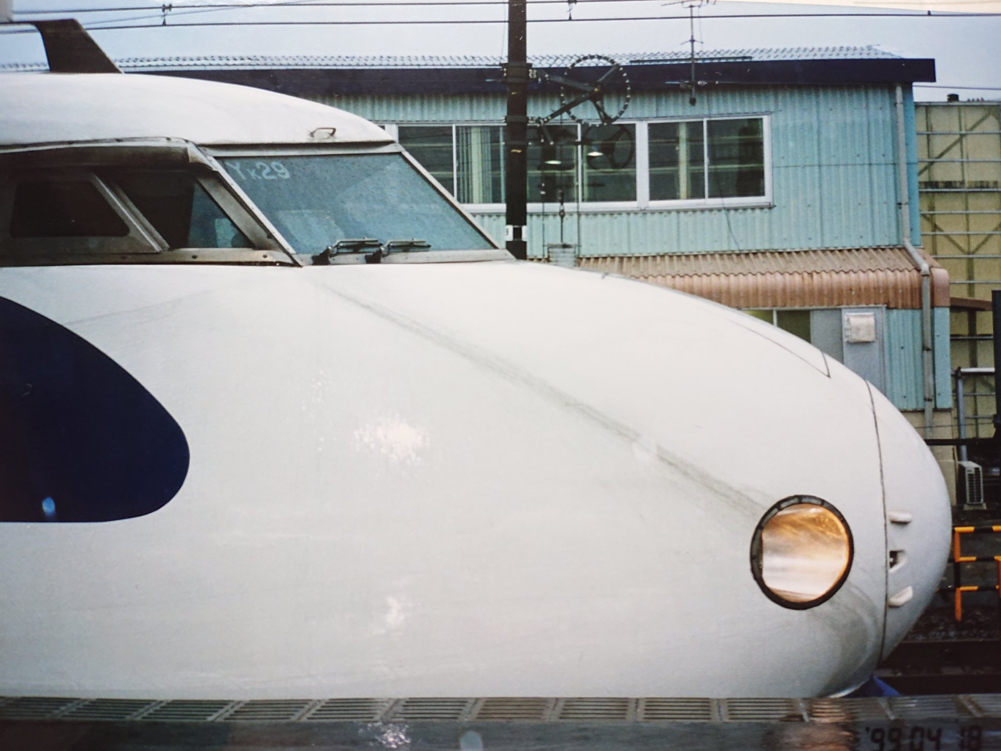 しょうちゃん 1999年9月18日の東海道新幹線引退まで残った0系はyk8 Yk29 Yk41の3編成で 全車両が小窓の00番台を中心に1000番台を連結した編成 いずれもこだま号用の16両編成で 5号車に半室ビッフェ 8号車がグリーン車 9 12号車が2 2シート 指定 しょうちゃん 1999年9月18日の東海道新幹線引退まで残った0系はyk8 Yk29 Yk41の3編成で 全車両が小窓の00番台を中心に1000番台を連結した編成 いずれもこだま号用の16両編成で 5号車に半室ビッフェ 8号車がグリーン車 9 12号車が2 2シート 指定