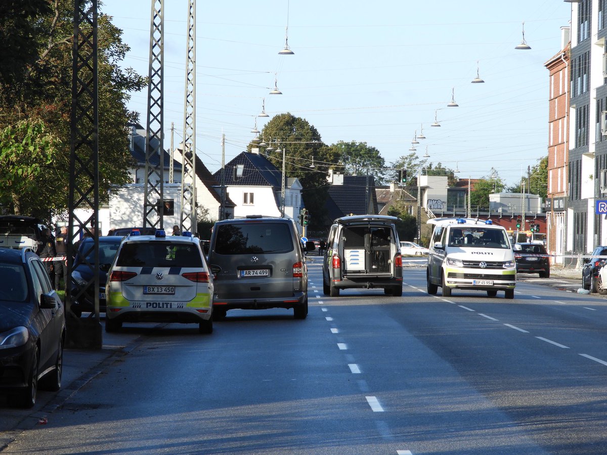 pressefotosdk's tweet photo. Politi og EOD arbejder onsdag formiddag i stort antal på Jyllingevej i Vanløse, hvor pizza73 tidligt imorges blev sprunget i luften.
#eod #politidk #eksplosion #vanløse #pizza73 #nyheder https://t.co/DAsW1xIsbG