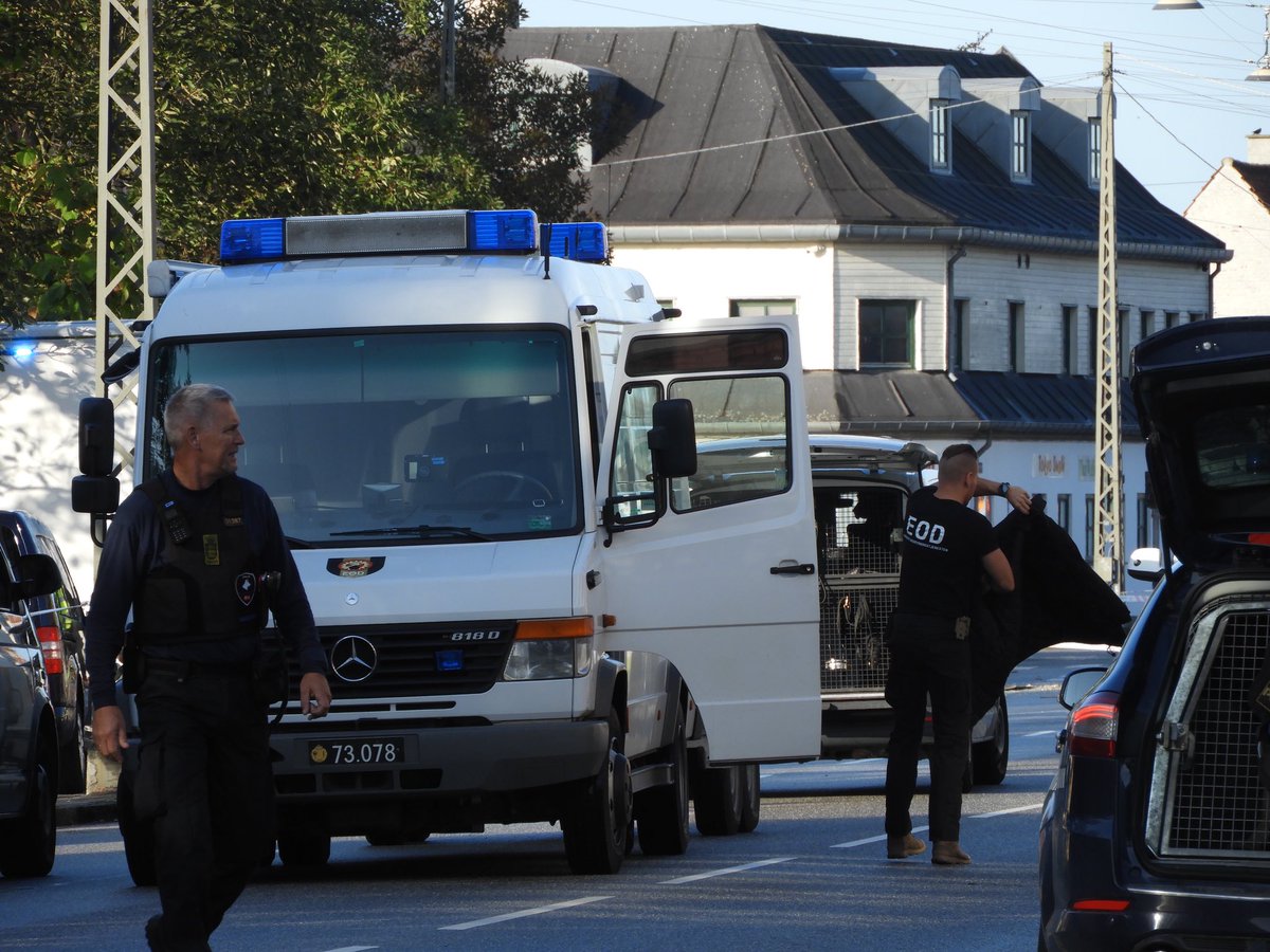 pressefotosdk's tweet photo. Politi og EOD arbejder onsdag formiddag i stort antal på Jyllingevej i Vanløse, hvor pizza73 tidligt imorges blev sprunget i luften.
#eod #politidk #eksplosion #vanløse #pizza73 #nyheder https://t.co/DAsW1xIsbG