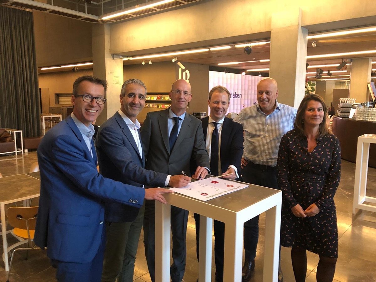 Gistermiddag hebben BPD Gebiedsontwikkeling, AM, RED Company, MM vastgoed, LIFE MAKES SENS en Gemeente Rotterdam de intentie samenwerking Cool Zuid ondertekend! 
#meerstadmeerleven
#samenmakenwehetverschil