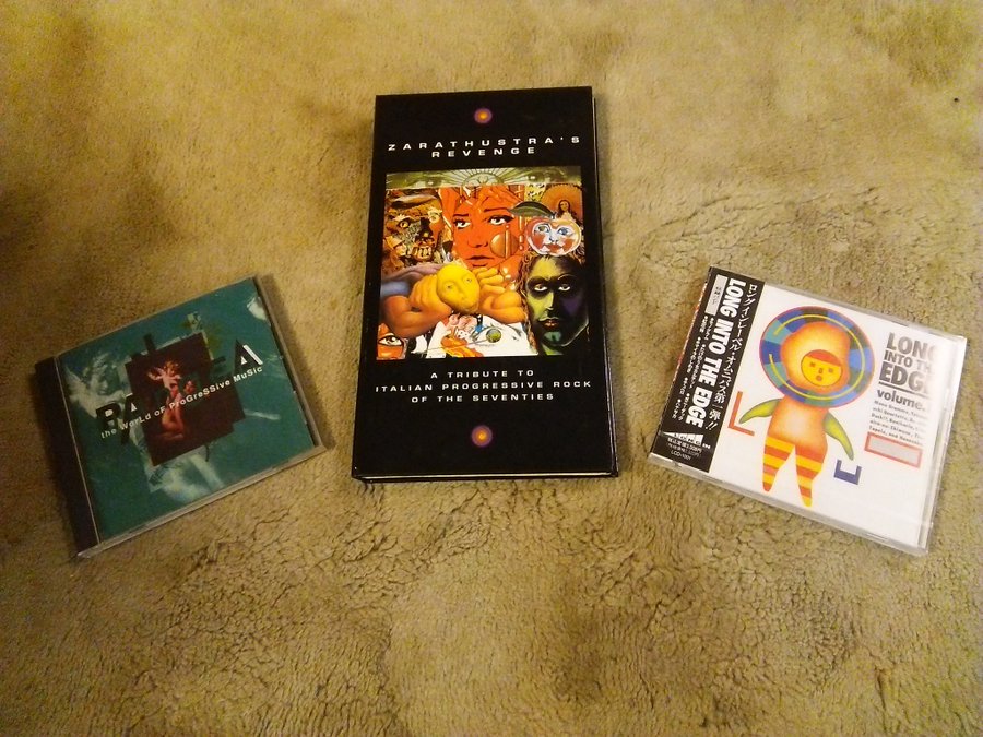 Mak48N's tweet photo. 自分のディスコグラフィオムニバス編、左からPangeaメキシコのレーベル、ITALIAN rock tributeメロウレコード 以上INTERFACEで参加、LONG IN to the Edgeモノグラムで参加 
アルバム編、INTERFACE 1st、monogramme 1st、monogramme return
ゲスト参加編、左からHERETIC Drugging for M 、SOLMANIA BOX https://t.co/x22TsYq3ww