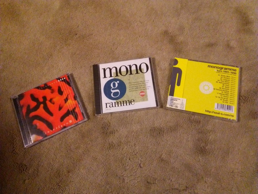 Mak48N's tweet photo. 自分のディスコグラフィオムニバス編、左からPangeaメキシコのレーベル、ITALIAN rock tributeメロウレコード 以上INTERFACEで参加、LONG IN to the Edgeモノグラムで参加 
アルバム編、INTERFACE 1st、monogramme 1st、monogramme return
ゲスト参加編、左からHERETIC Drugging for M 、SOLMANIA BOX https://t.co/x22TsYq3ww
