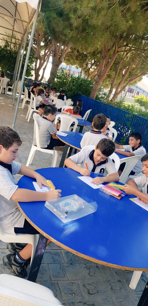 jradi_yasmine's tweet photo. Setting goals with your students is a great way to start the year!
Grade 4/5 learners designed their own suitcase and wrote their art expectation for this year as an ongoing reflection. #settinggoals #designinglearning #suitcasestrategy
@Hhhsinfo @dina_jradi @BizriHiba https://t.co/jJMKMG6jvf
