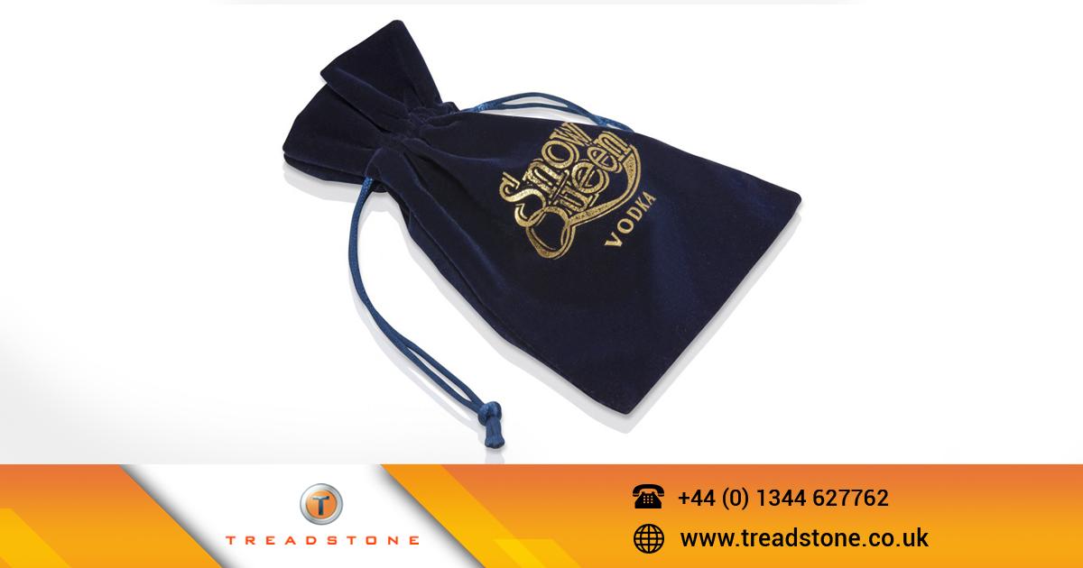 A simple yet luxurious design that conquers at first sight. What are you waiting to get yours? 😉

#treadstone #personalizedpackaging #luxurypackaging