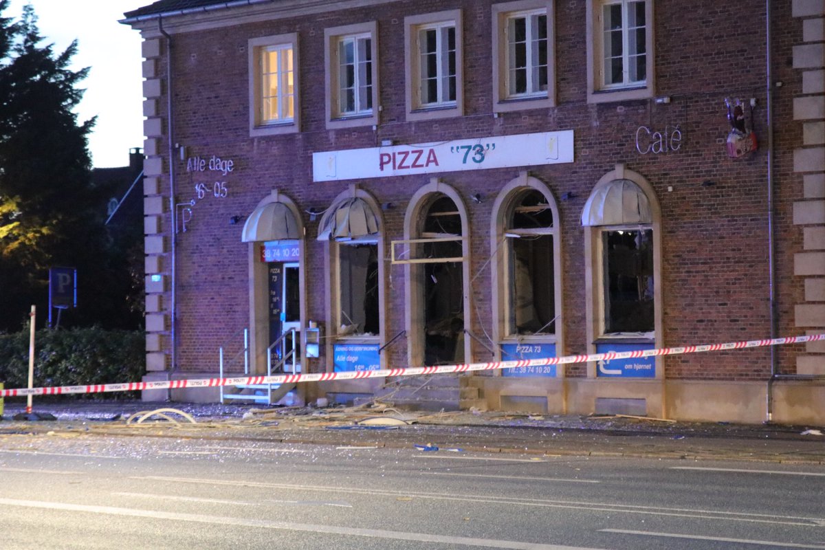 pressefotosdk's tweet photo. Kæmpe eksplosion på pizzaria i København onsdag morgen.
#eksplosion #pizza73 #politidk #nyheder https://t.co/JjLfeJorGC